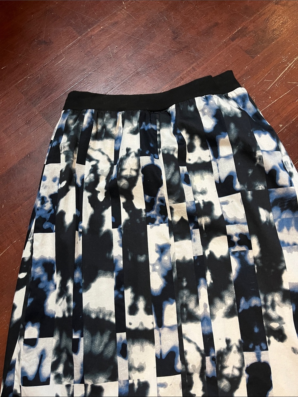 🌻3/$15🌻 Asymmetrical Pleated Skirt in Black, White & Blue - Picture 9 of 10
